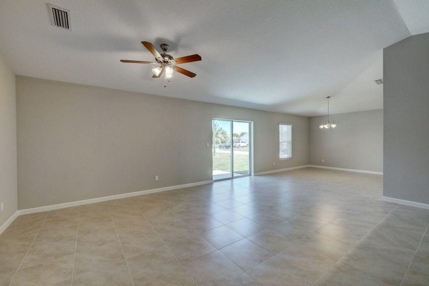 THE POPULAR BILTMORE MODEL BUILT BY AWARD WINNING SYNERGY HOMES - photo 13