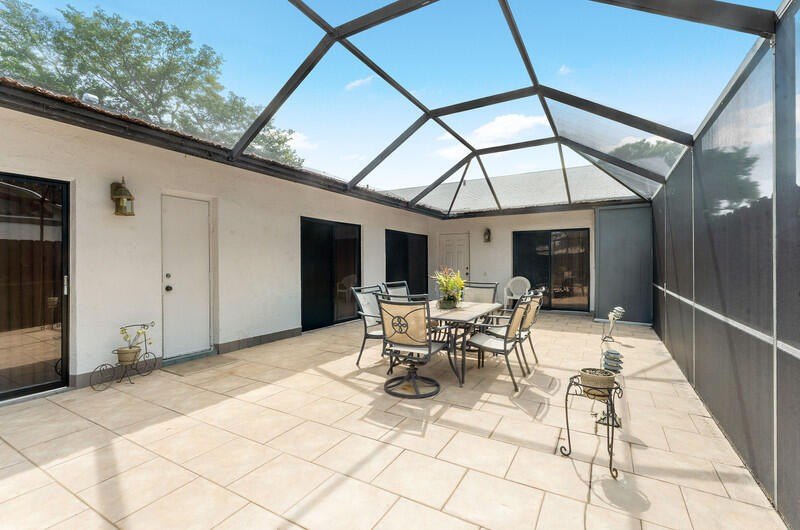 Enjoy the comfort and convenience of single-story villa living - photo 3