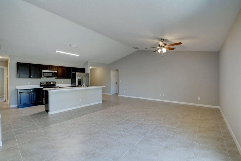 THE POPULAR BILTMORE MODEL BUILT BY AWARD WINNING SYNERGY HOMES - photo 14
