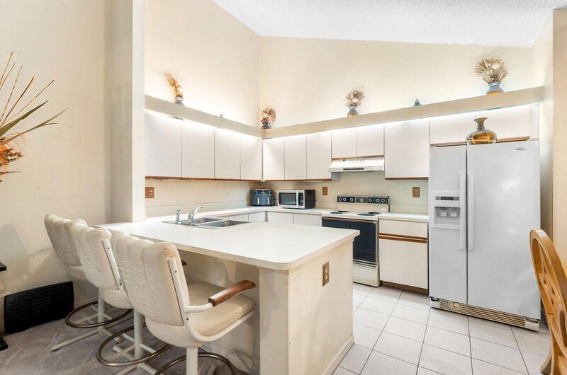 Enjoy the comfort and convenience of single-story villa living - photo 5