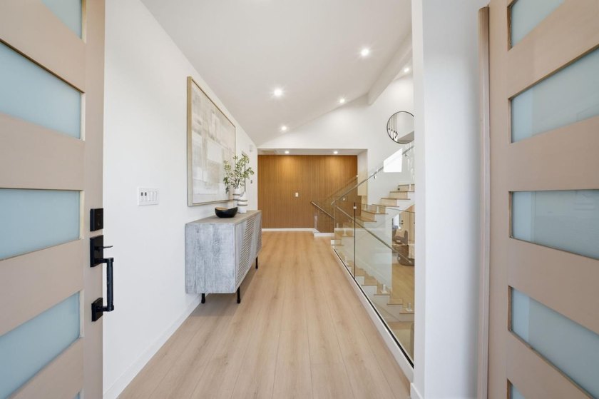 Newly completed after a comprehensive modern transformation - photo 6