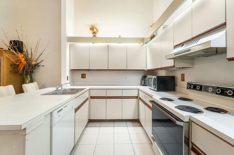 Enjoy the comfort and convenience of single-story villa living - photo 6
