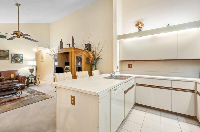 Enjoy the comfort and convenience of single-story villa living - photo 7