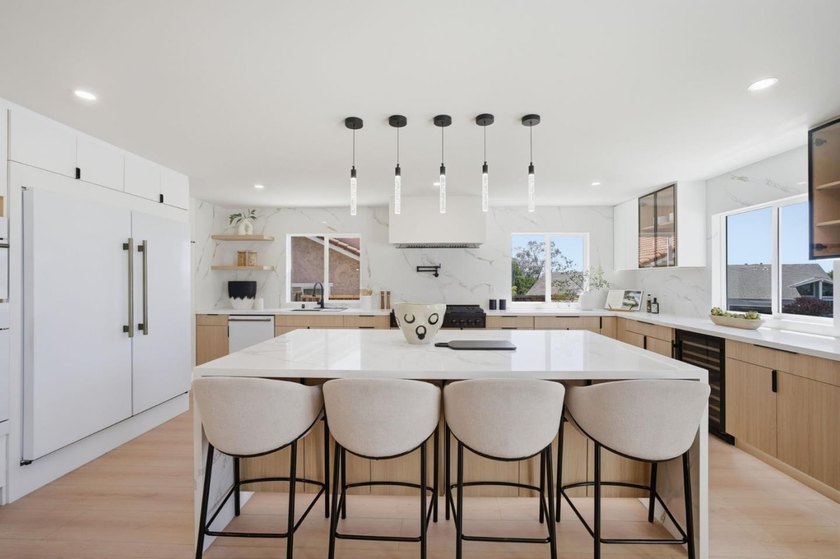 Newly completed after a comprehensive modern transformation - photo 8