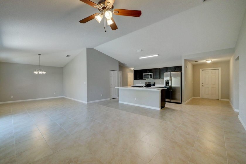 THE POPULAR BILTMORE MODEL BUILT BY AWARD WINNING SYNERGY HOMES - photo 19