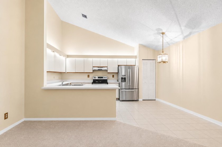 Enjoy the comfort and convenience of single-story villa living - photo 9