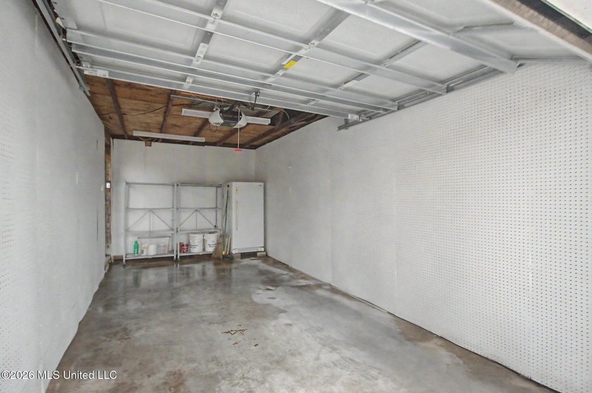 Well-maintained 2-bedroom, 1.5-bath condo offering comfort - photo 21