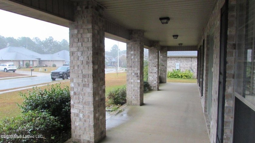 Beautiful 4 bedroom 3 bath executive home. Island kitchen, SS - photo 2