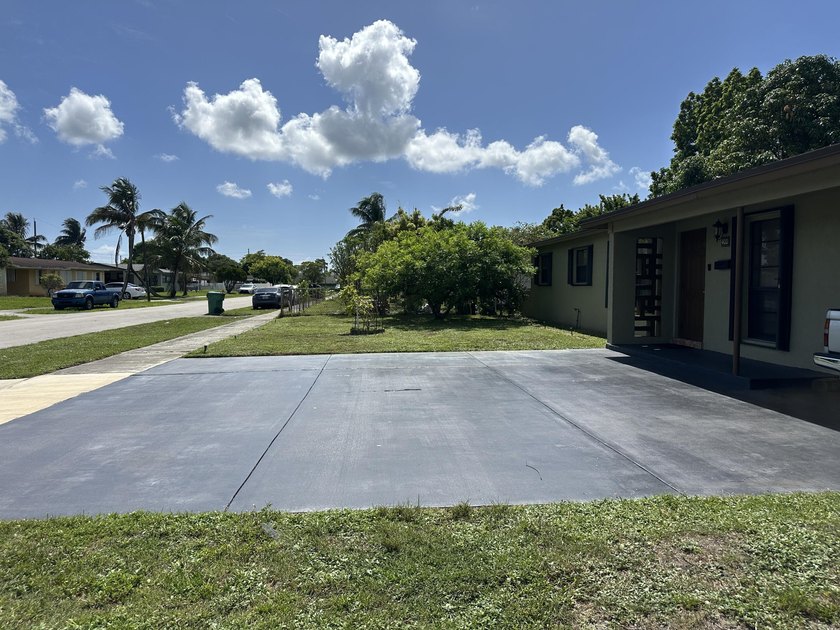 Welcome to this 3-bedroom, 2-bathroom single-story residence - photo 3