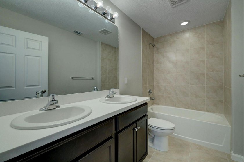 THE POPULAR BILTMORE MODEL BUILT BY AWARD WINNING SYNERGY HOMES - photo 36