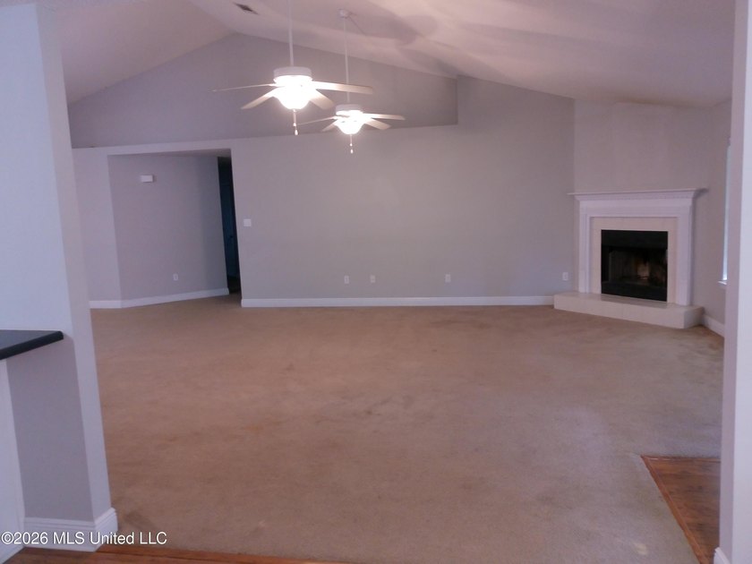 Beautiful 4 bedroom 3 bath executive home. Island kitchen, SS - photo 7