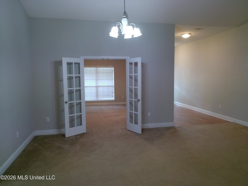 Beautiful 4 bedroom 3 bath executive home. Island kitchen, SS - photo 8