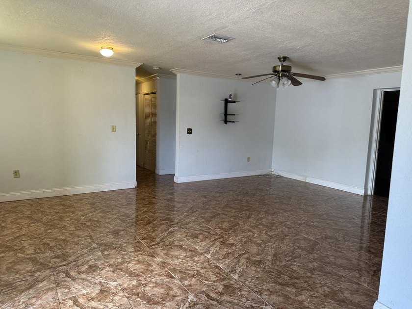Welcome to this 3-bedroom, 2-bathroom single-story residence - photo 8