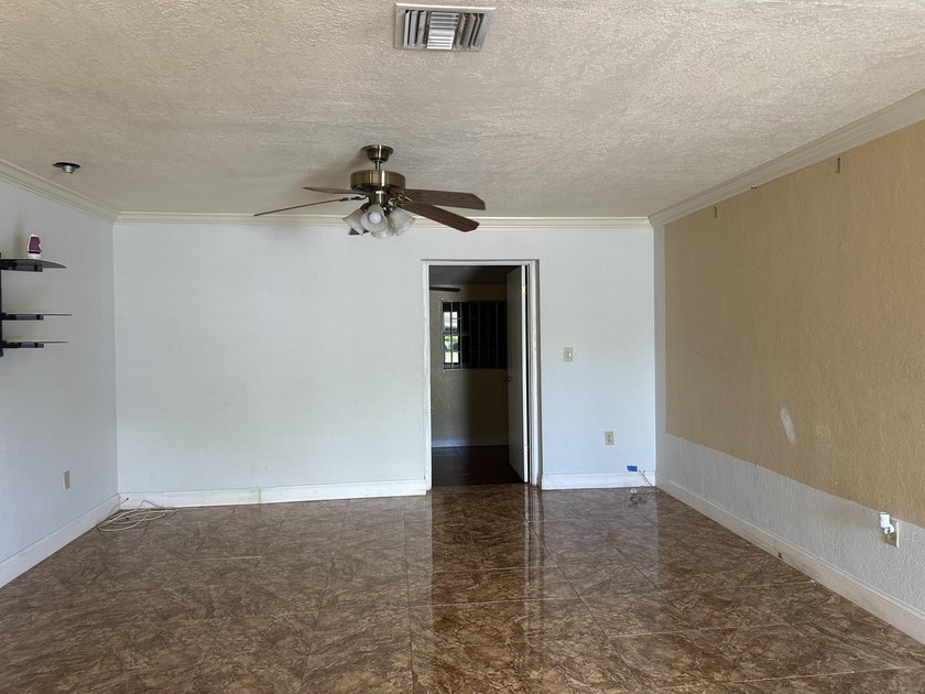 Welcome to this 3-bedroom, 2-bathroom single-story residence - photo 9