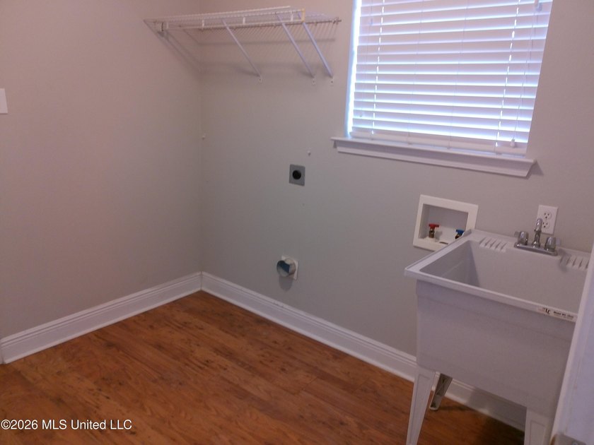 Beautiful 4 bedroom 3 bath executive home. Island kitchen, SS - photo 10