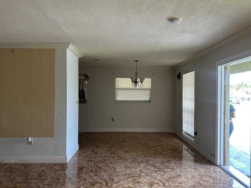 Welcome to this 3-bedroom, 2-bathroom single-story residence - photo 10