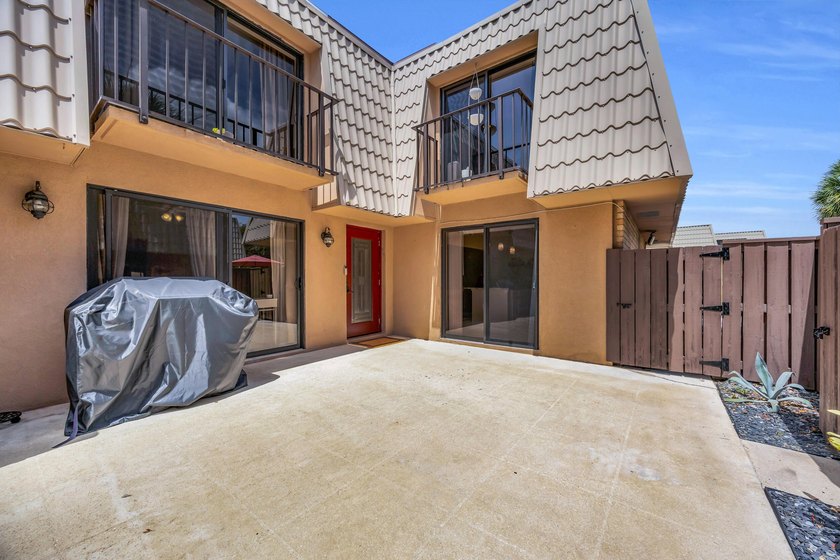 Welcome to this updated townhome in Village of Sandalwood Lakes - photo 4