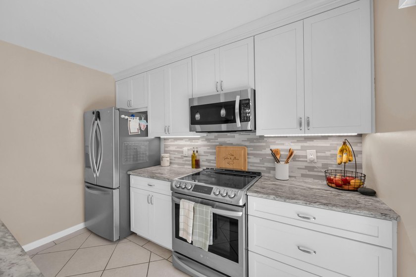 Welcome to this updated townhome in Village of Sandalwood Lakes - photo 10