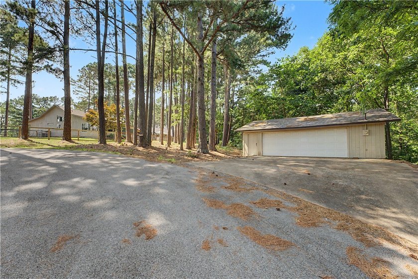 Tired of looking at the same cookie cutter homes? This 3 bedroom - photo 5