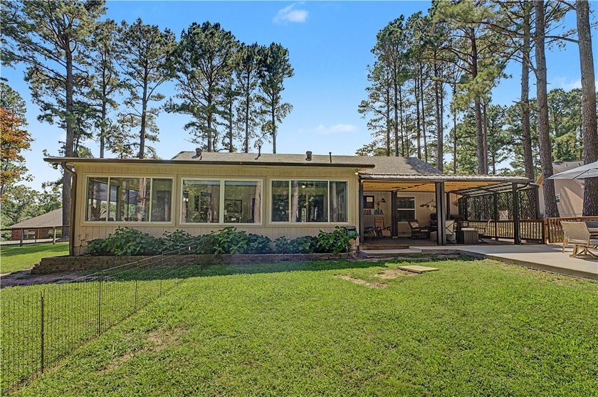 Tired of looking at the same cookie cutter homes? This 3 bedroom - photo 7
