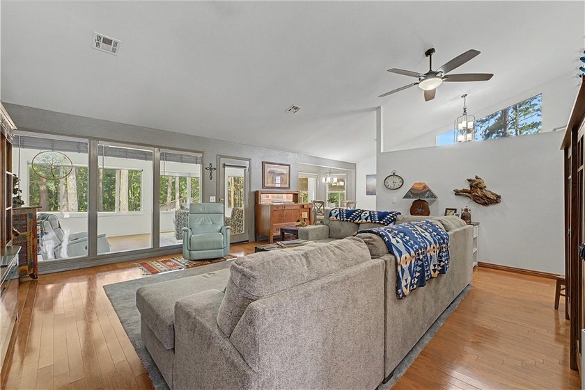 Tired of looking at the same cookie cutter homes? This 3 bedroom - photo 8