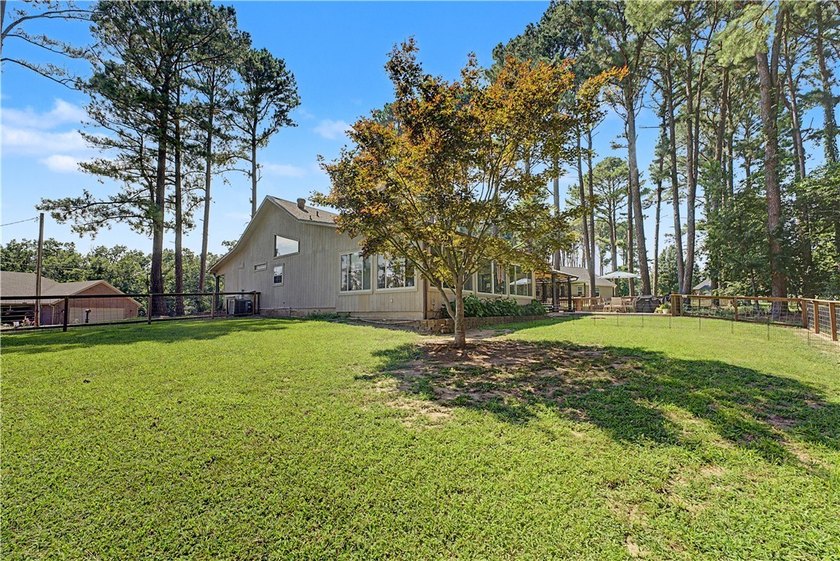 Tired of looking at the same cookie cutter homes? This 3 bedroom - photo 9