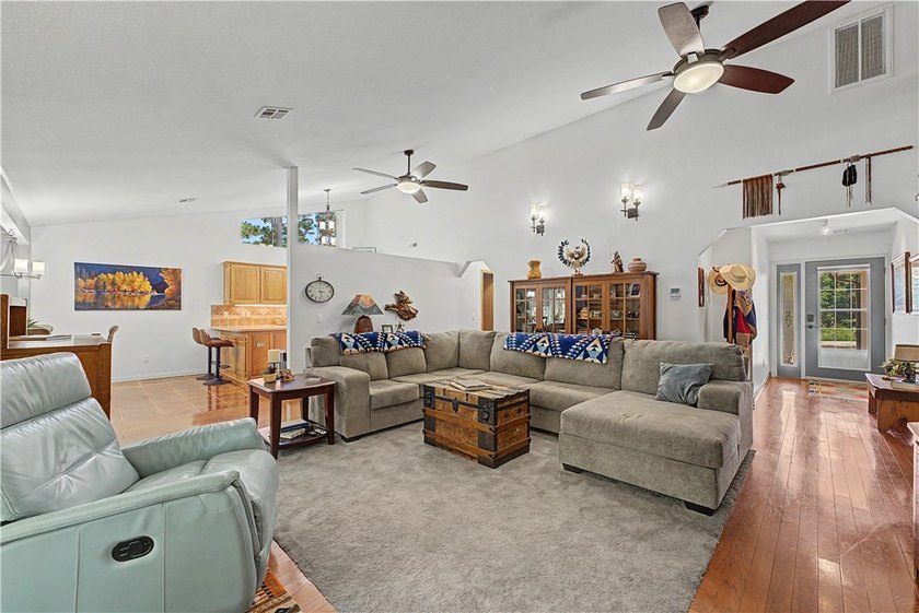 Tired of looking at the same cookie cutter homes? This 3 bedroom - photo 10