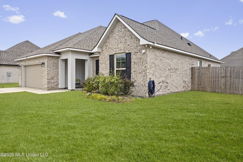 ADORABLE brick home on a large corner lot in Rosalie Place! The - photo 5