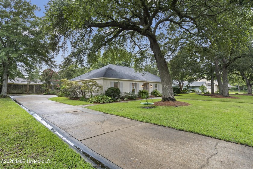 Nestled in one of Gulfport's most desirable family-friendly - photo 2