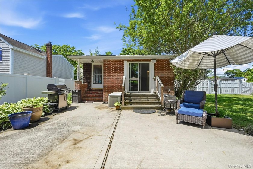 Beautiful Storybook Brick &amp; Stone 2/3 Bedroom, 2 Full Bath - photo 24