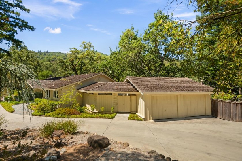 This lovely 3,266 square foot, 5 bedroom, 3.5 bathroom home - photo 5