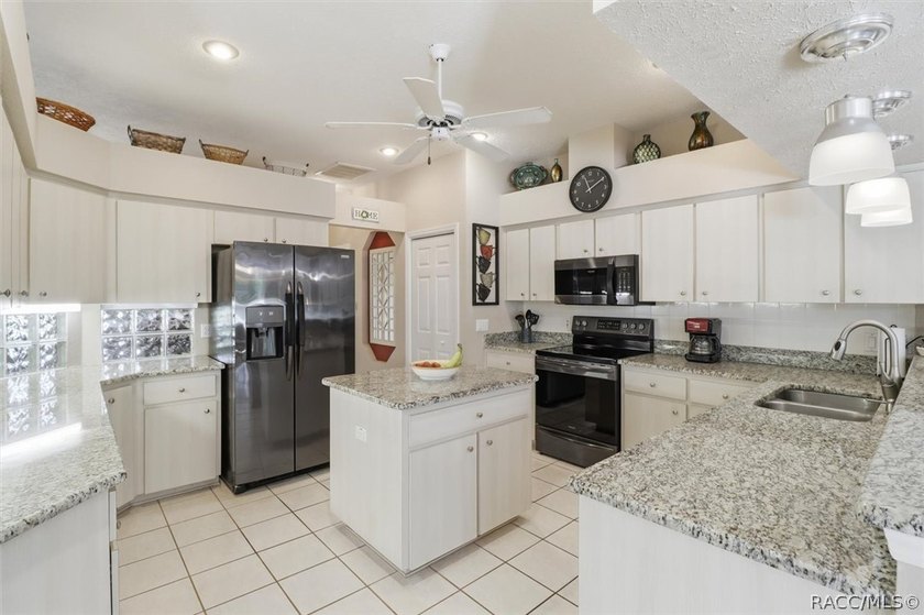 Welcome to this move-in ready home in Sugarmill Woods, where - photo 6