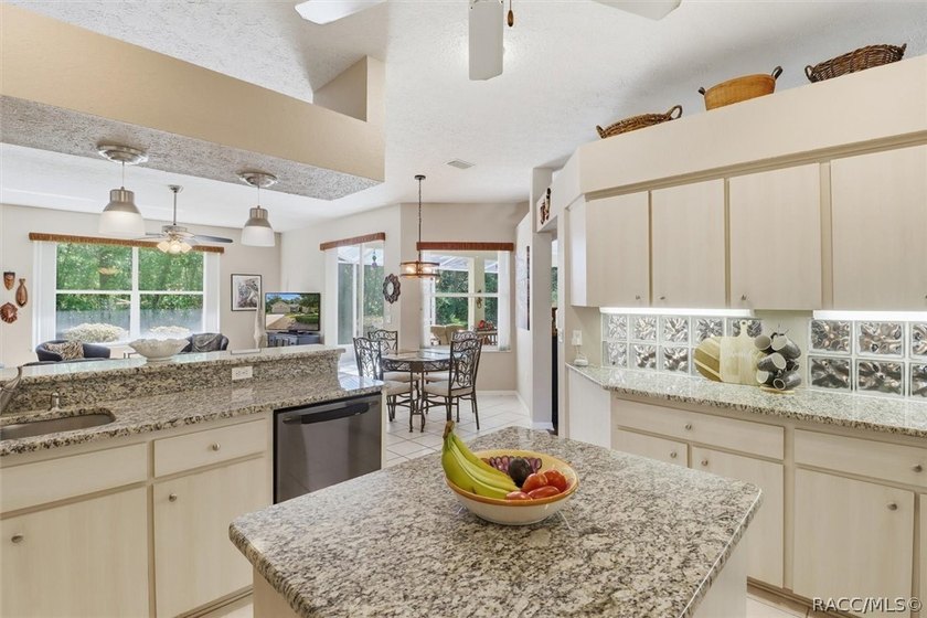 Welcome to this move-in ready home in Sugarmill Woods, where - photo 8