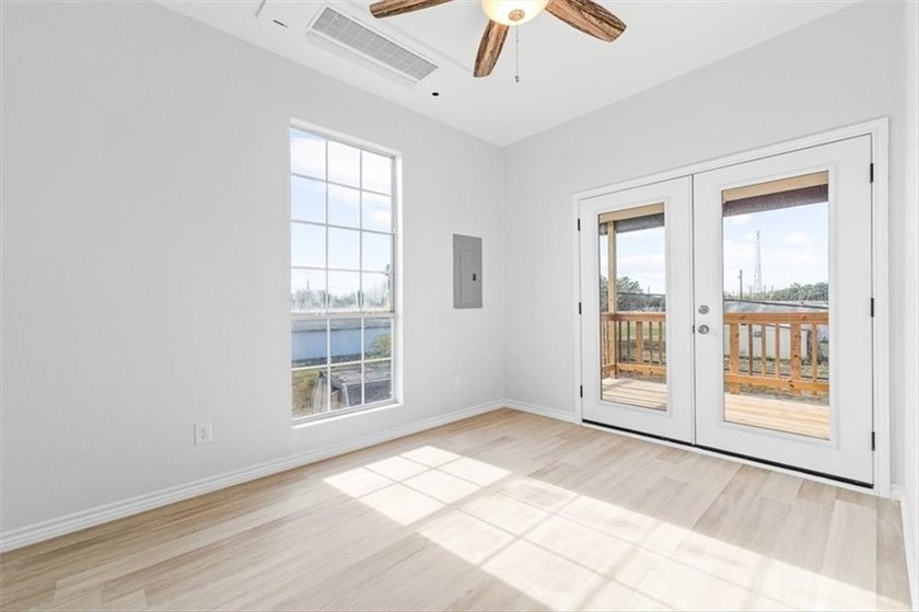 Coastal charm with flexible living space in the desirable - photo 16