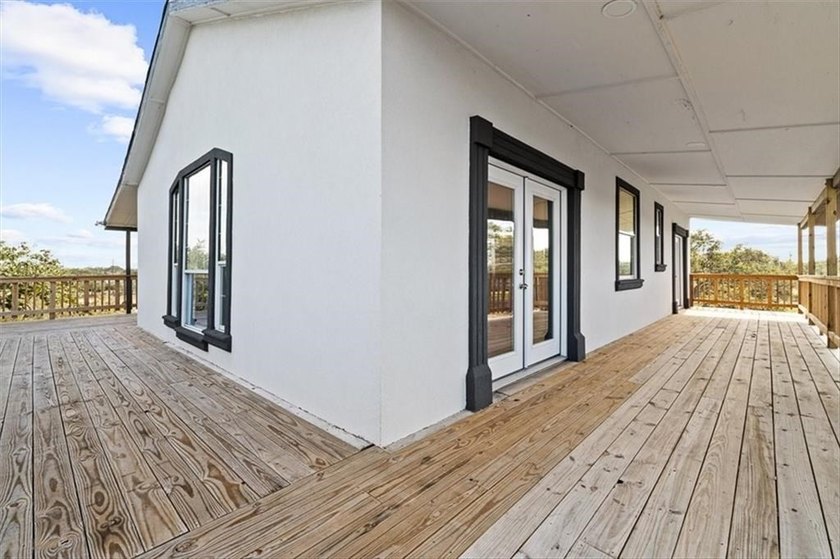 Coastal charm with flexible living space in the desirable - photo 18