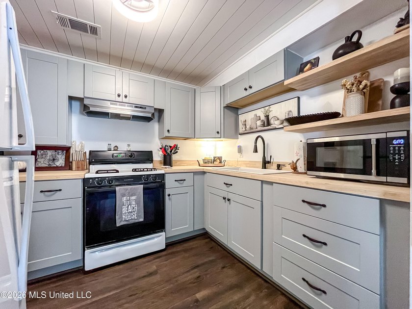 Coastal charm meets modern convenience in this beautifully - photo 9