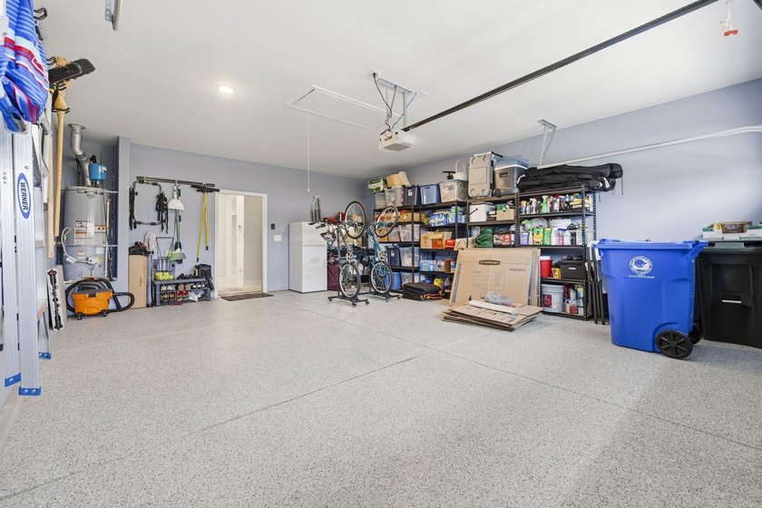 This well maintained 2 bedroom, 2 bathroom home attached villa - photo 32
