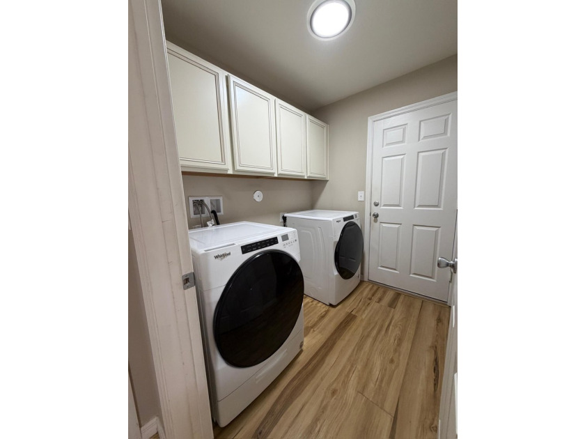 Welcome to this charming 3-bedroom, 2-bathroom home located in - photo 9