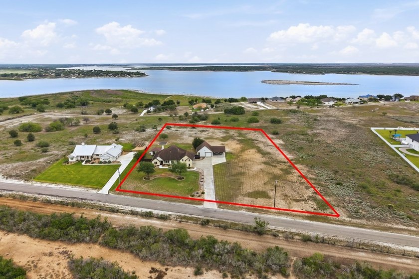 Welcome to this exceptional retreat where luxury, privacy, &amp; - photo 3