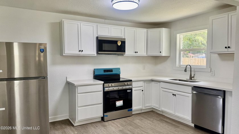 A Beautiful House completely remodeled and move-in ready!!! This - photo 4