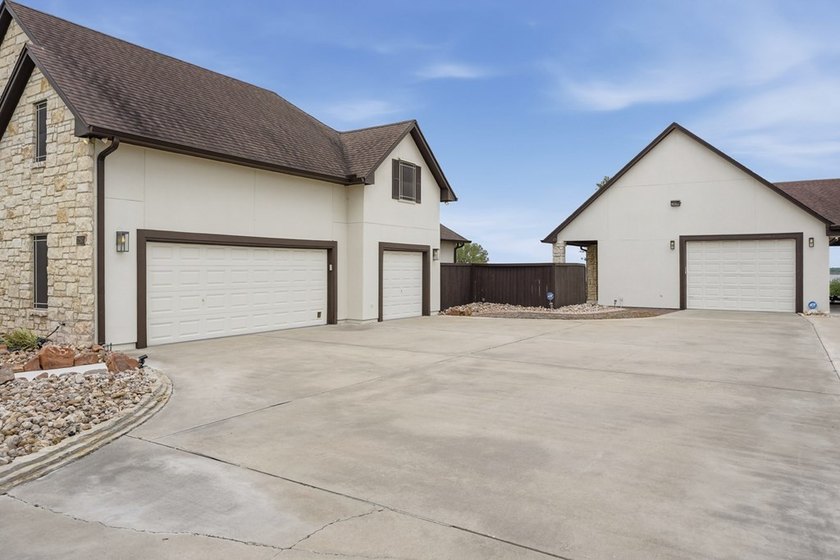 Welcome to this exceptional retreat where luxury, privacy, &amp; - photo 5