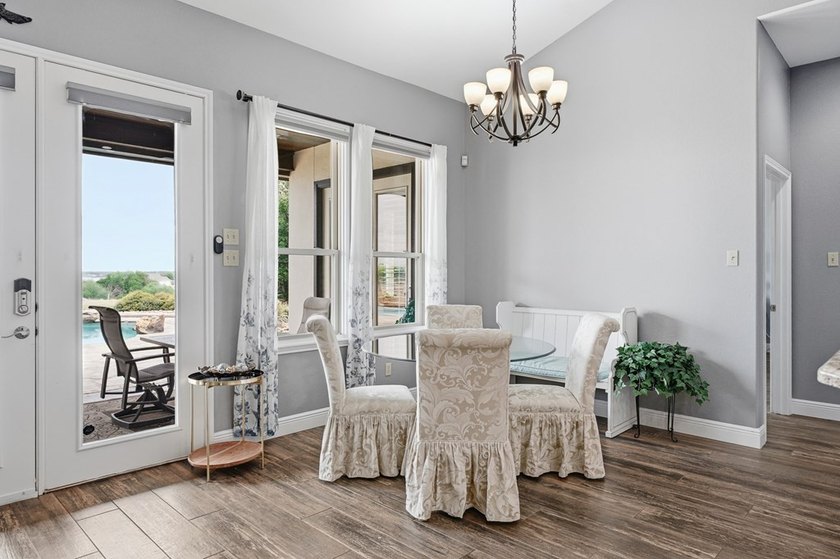 Welcome to this exceptional retreat where luxury, privacy, &amp; - photo 9