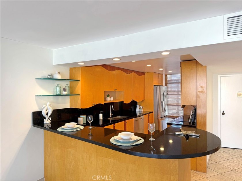 Beautifully upgraded light and bright end unit, with a wonderful - photo 17