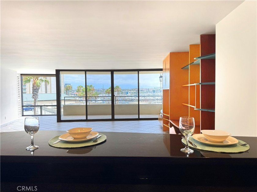 Beautifully upgraded light and bright end unit, with a wonderful - photo 18