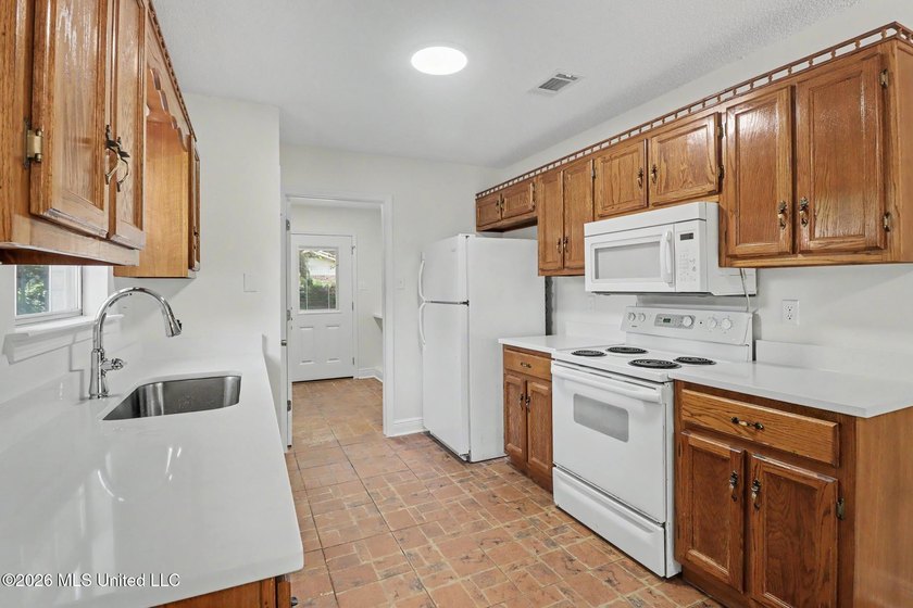 Welcome home to this beautifully updated 3-bedroom, 2-bath home - photo 5