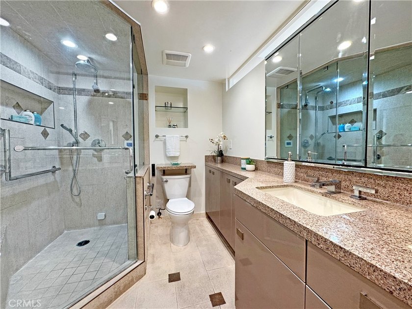Beautifully upgraded light and bright end unit, with a wonderful - photo 25