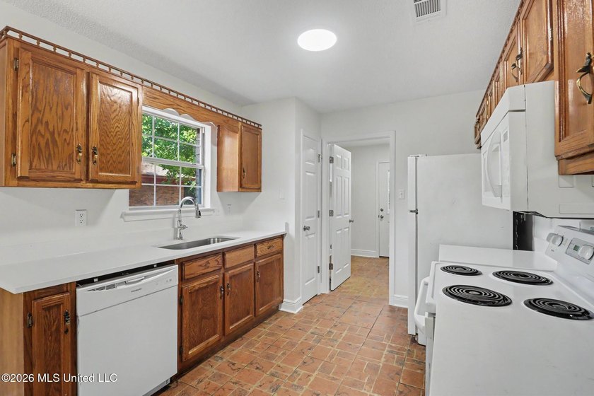 Welcome home to this beautifully updated 3-bedroom, 2-bath home - photo 6