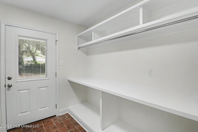 Welcome home to this beautifully updated 3-bedroom, 2-bath home - photo 7