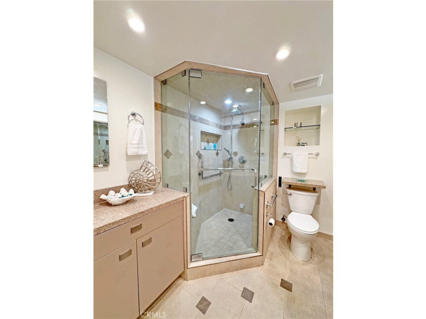 Beautifully upgraded light and bright end unit, with a wonderful - photo 27