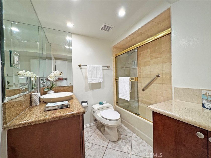 Beautifully upgraded light and bright end unit, with a wonderful - photo 31